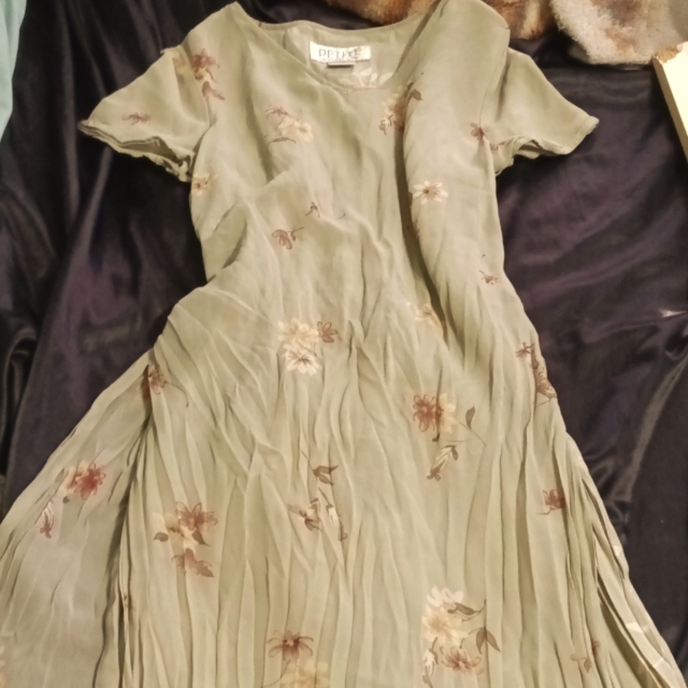 Beautiful green dress. Size-8 women's